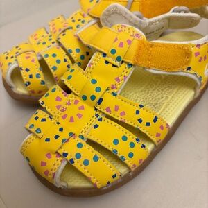See kai run water sandals  Paley Yellow flowers size girls 9